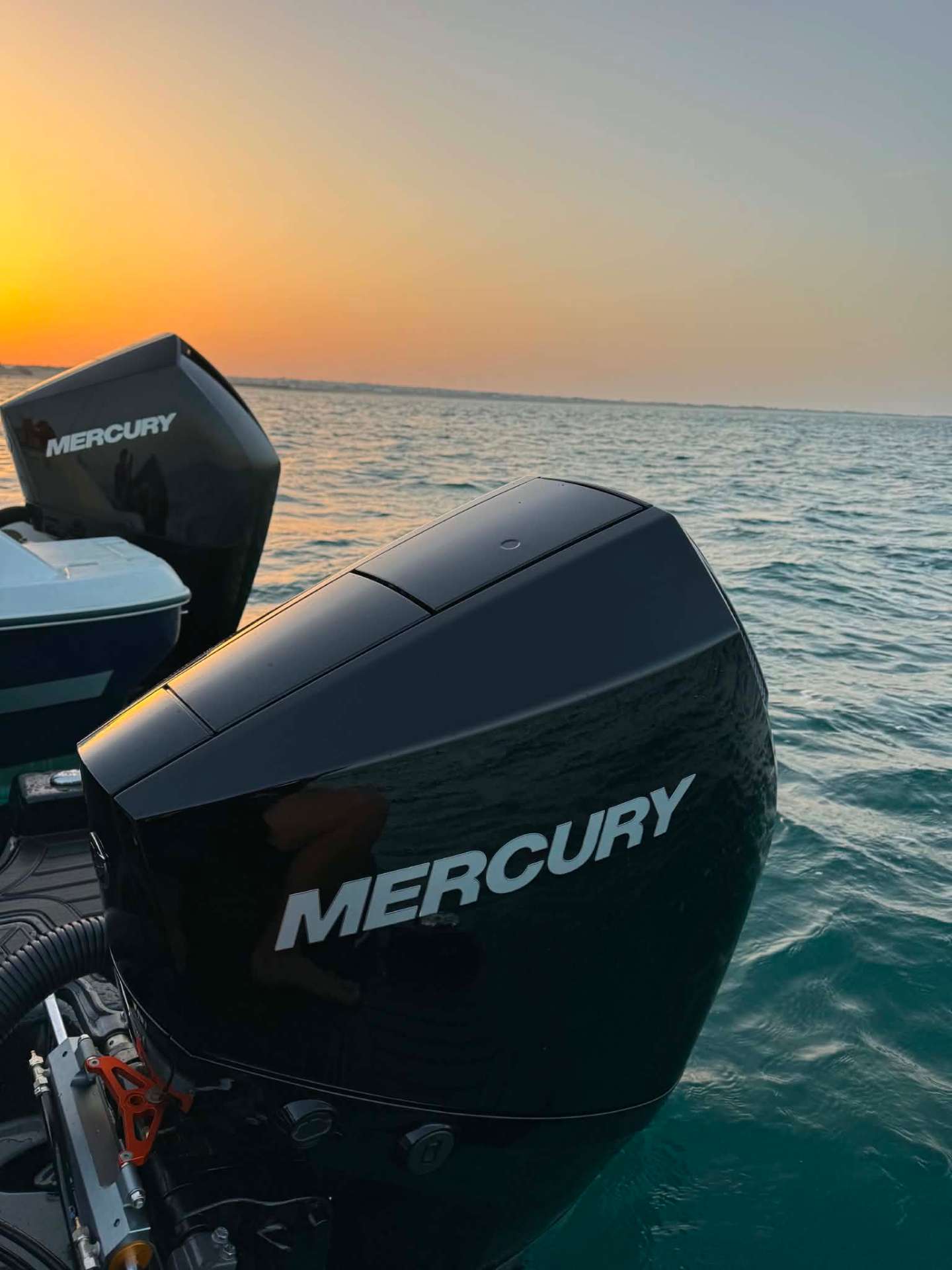 Moteurs Mercury Marine au coucher du soleil
